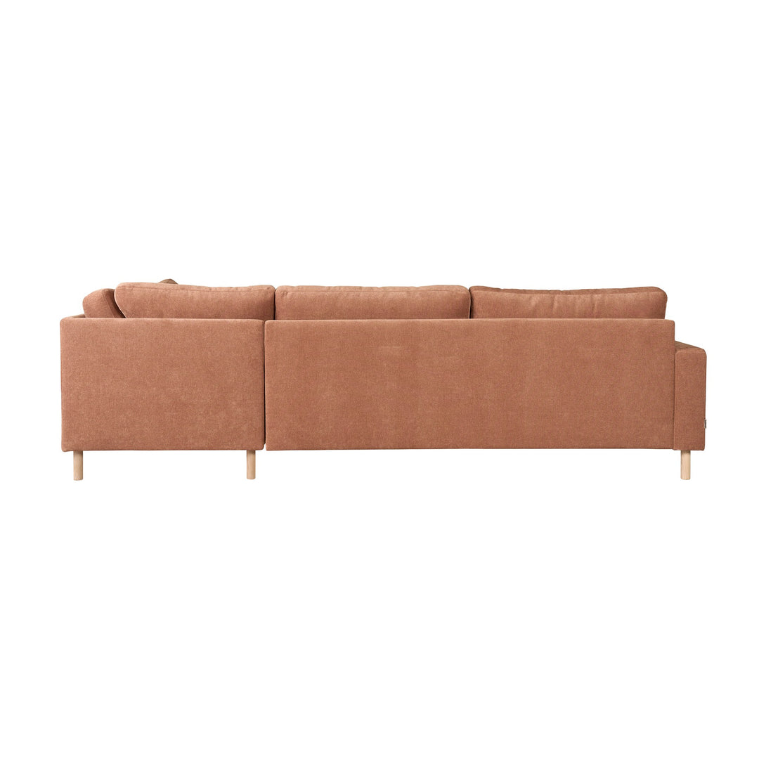 Hovden Bergamo sofa i terrakotta, 3-seter med åpen ende, sett rett bakfra mot hvit bakgrunn