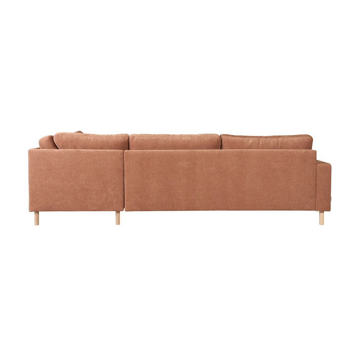 Hovden Bergamo sofa i terrakotta, 3-seter med åpen ende, sett rett bakfra mot hvit bakgrunn