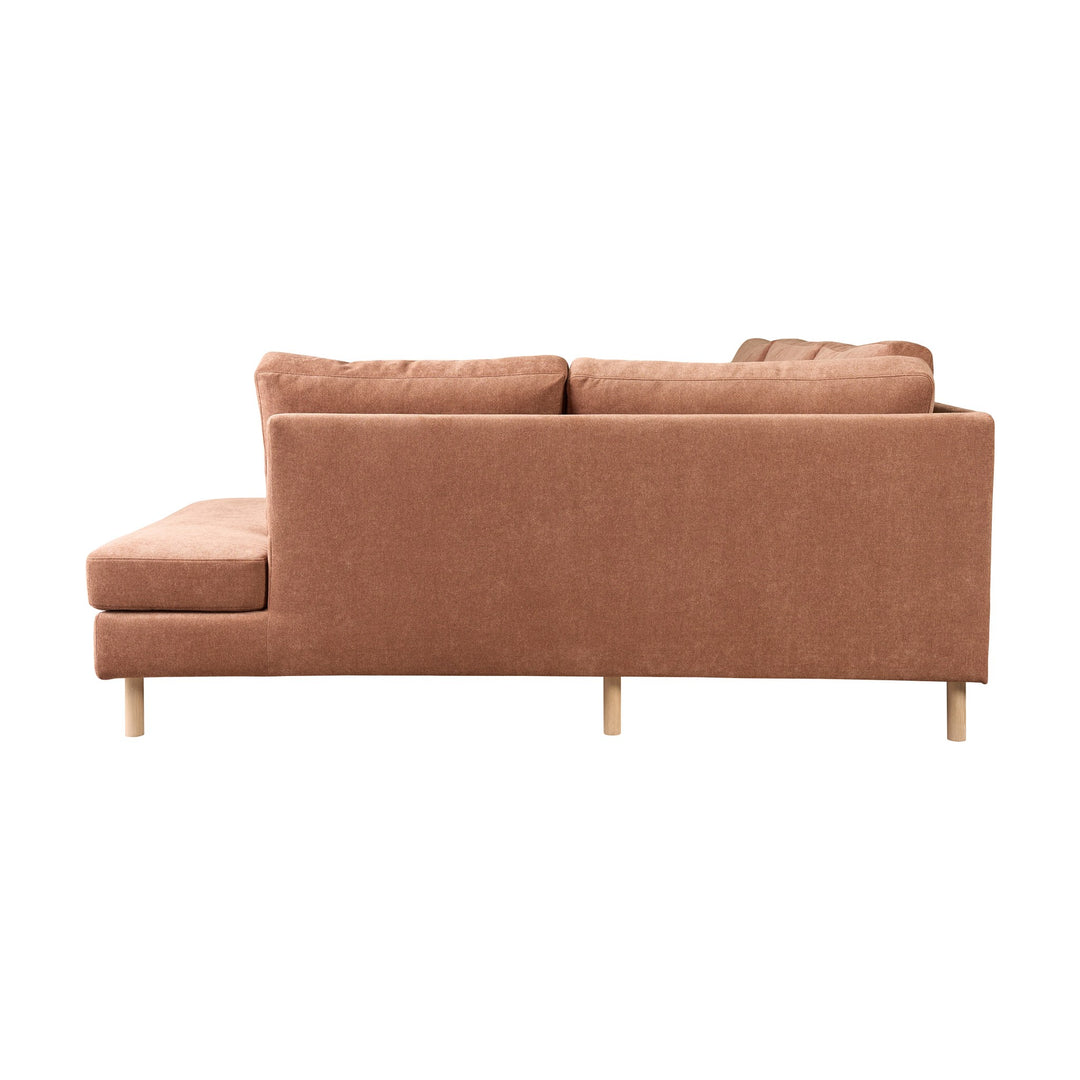 Hovden Bergamo sofa i terrakotta, sett bakfra med hvitoljede treben.
