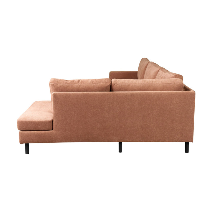 Hovden Bergamo hjørnesofa i terrakotta, sett fra siden med sorte ben.