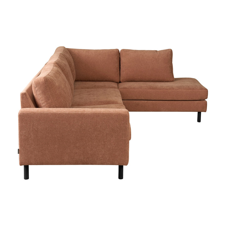 Hovden Bergamo hjørnesofa i terrakotta, sett bakfra på skrå med sorte ben.