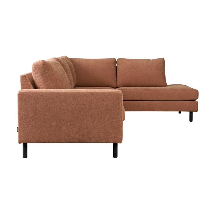 Hovden Bergamo hjørnesofa i terrakotta, sett fra siden bak med sorte ben.