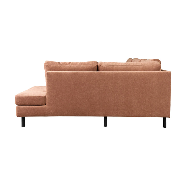 Hovden Bergamo hjørnesofa i terrakotta, bakside sett på skrå med sorte ben.