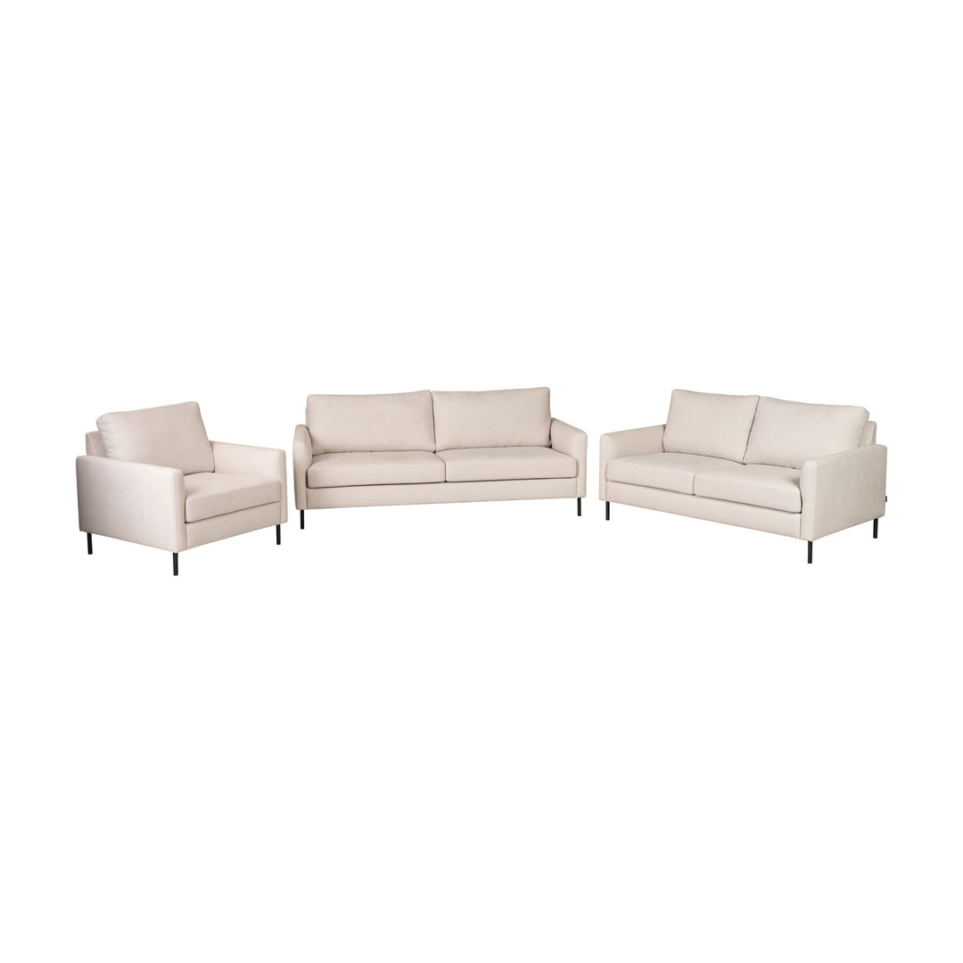 Hovden Como serie i kremhvit med lenestol og to sofaer på sorte metallben, mot hvit bakgrunn