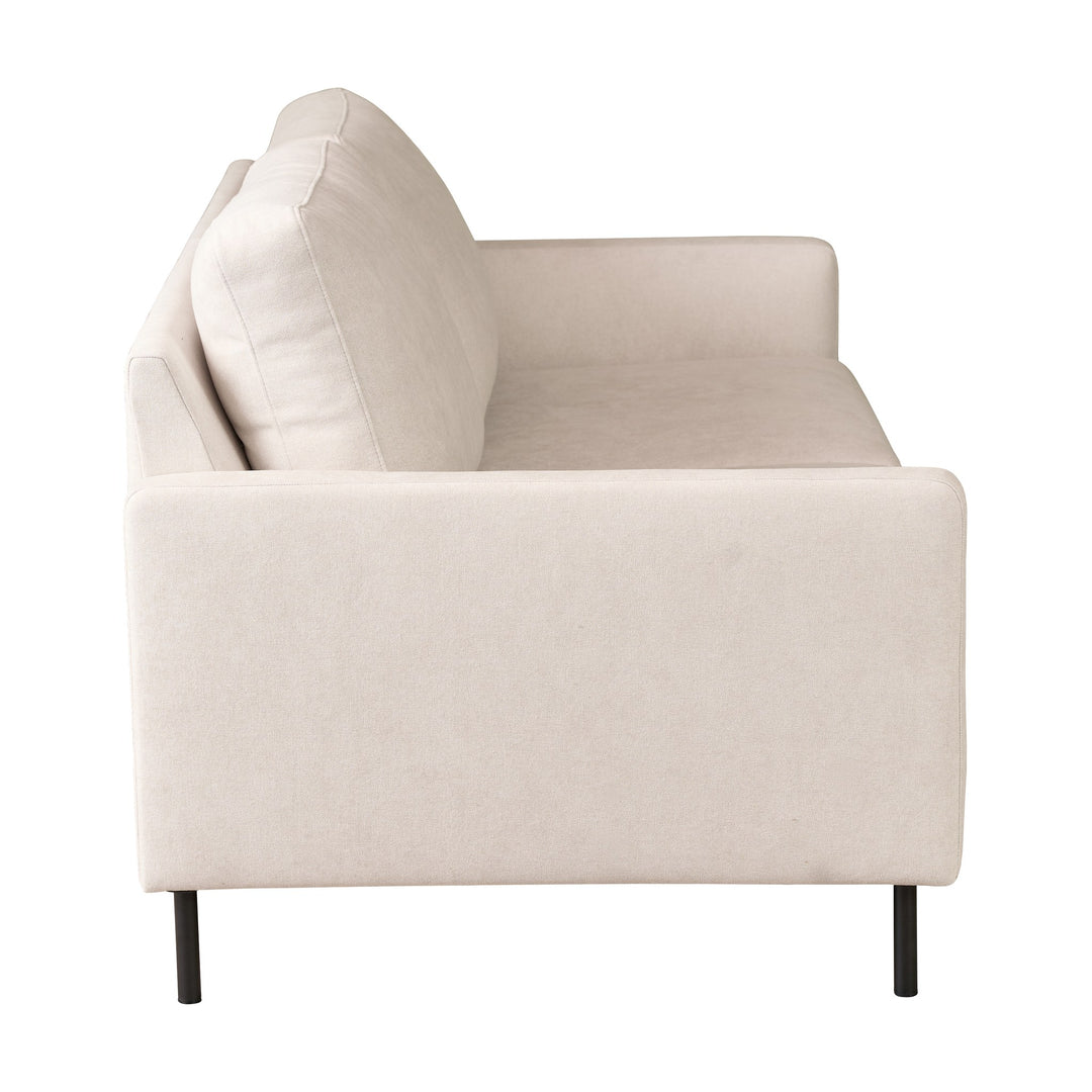 Hovden Como 2-seter sofa i kremhvit stoff med sorte metallben, sett skrått bakfra mot hvit bakgrunn