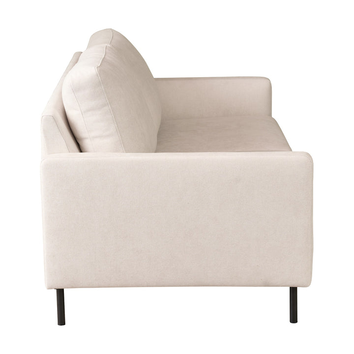 Hovden Como 2-seter sofa i kremhvit stoff med sorte metallben, sett skrått bakfra mot hvit bakgrunn