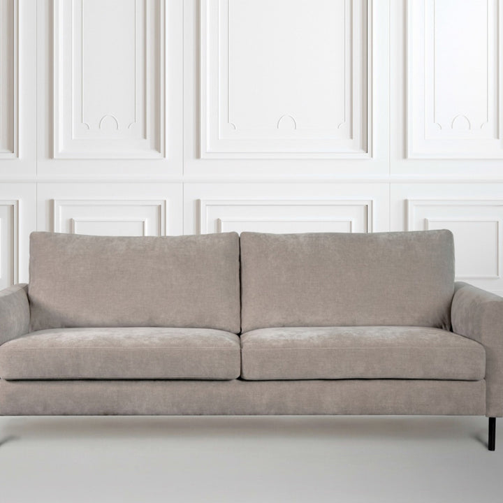 Hovden Como 3-seter sofa i lys gråbeige chenille mot hvit panelvegg