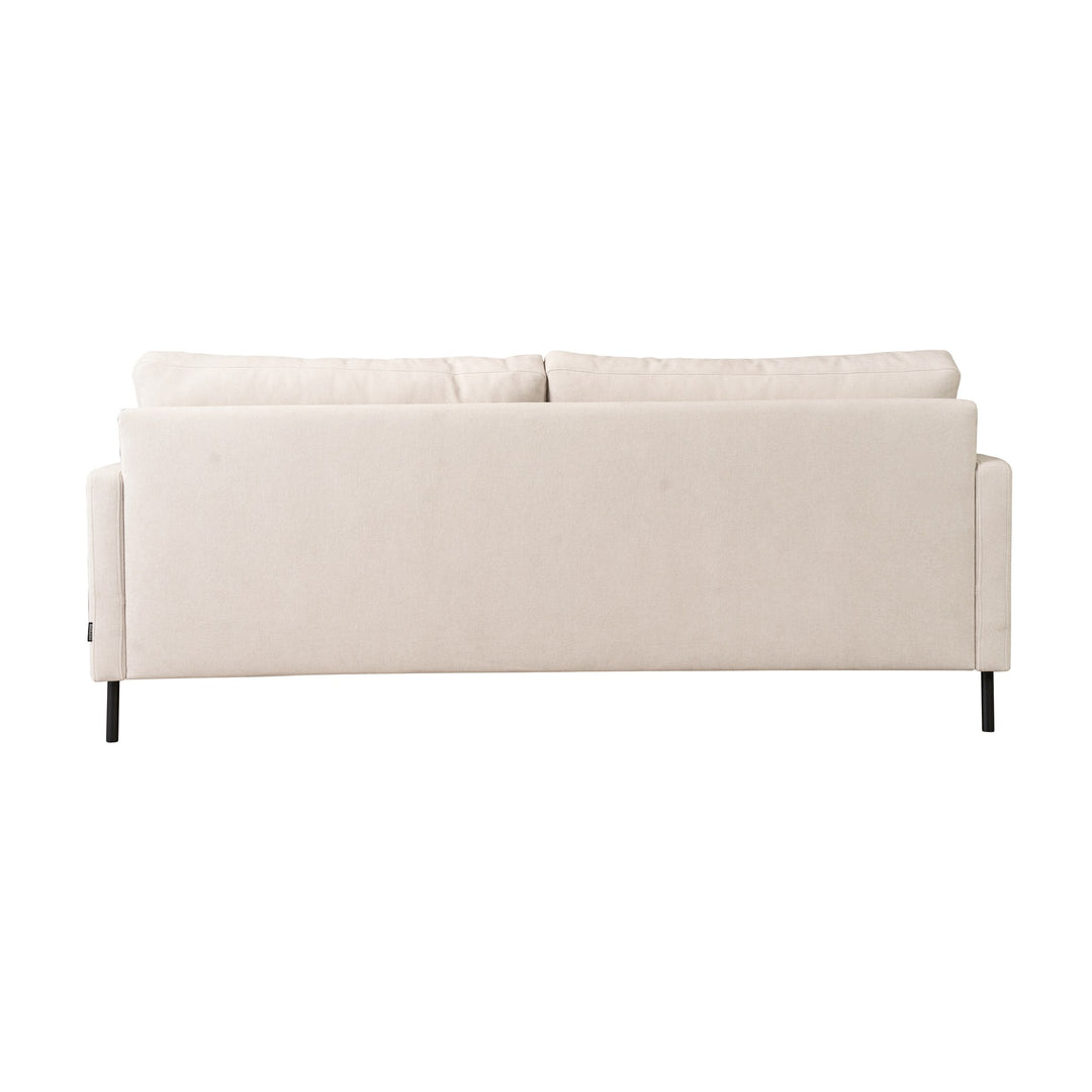 Hovden Como 3-seter sofa i kremhvit stoff med sorte metallben, sett rett bakfra mot hvit bakgrunn