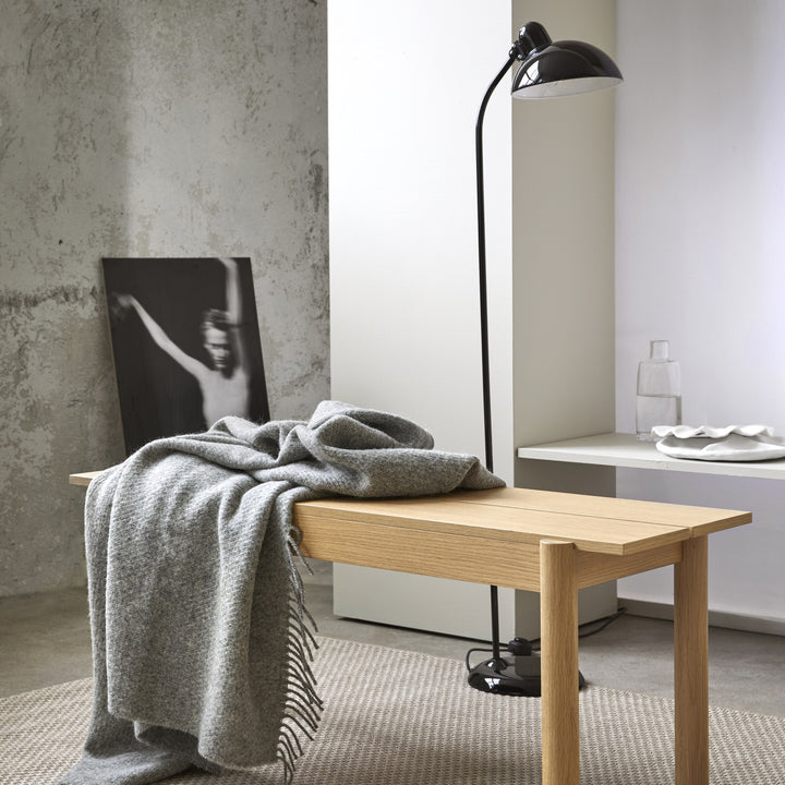 Høie Falketind Pledd, naturlig grå, 120x180cm – miljøbilde