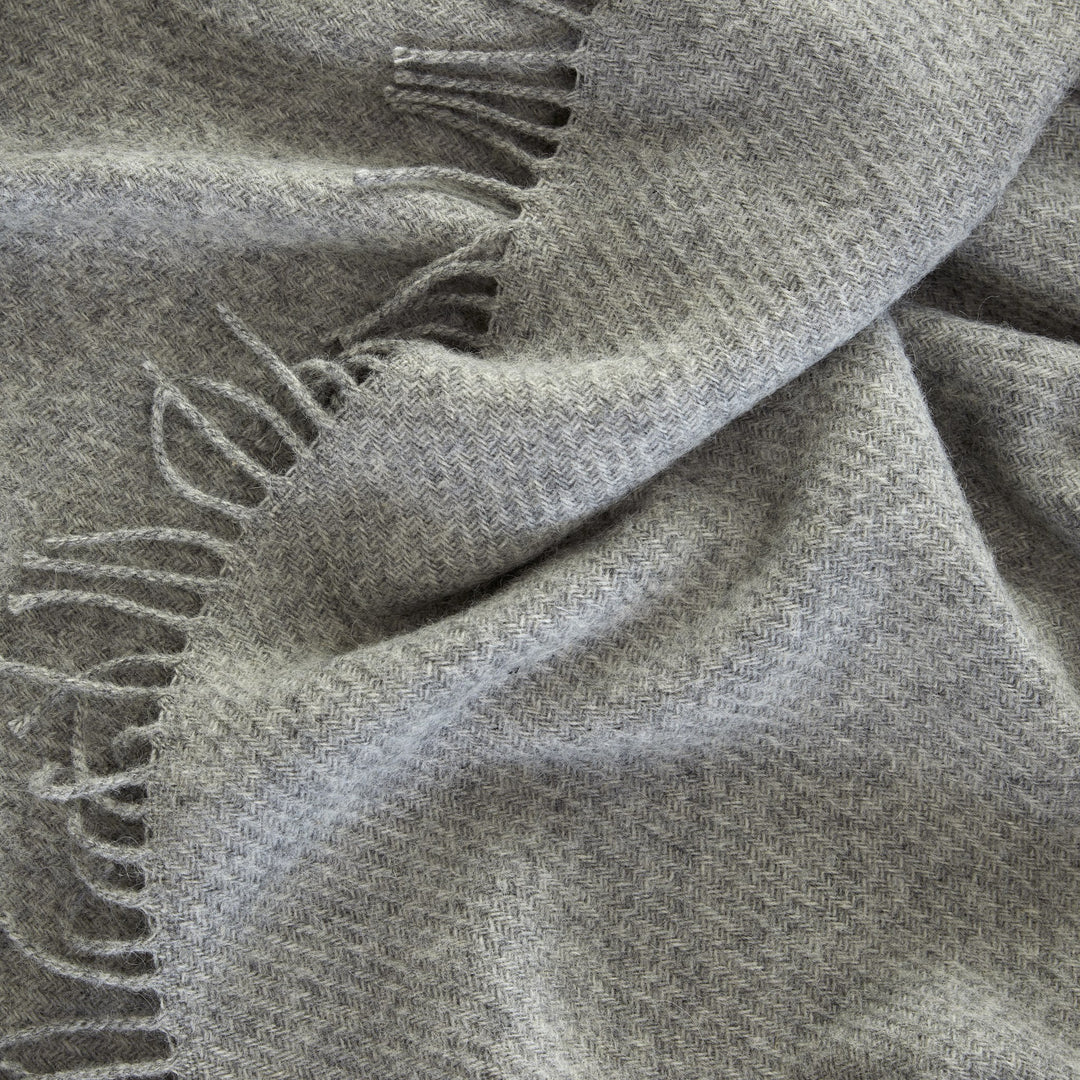 Høie Falketind Pledd, naturlig grå, 120x180cm – detaljbilde