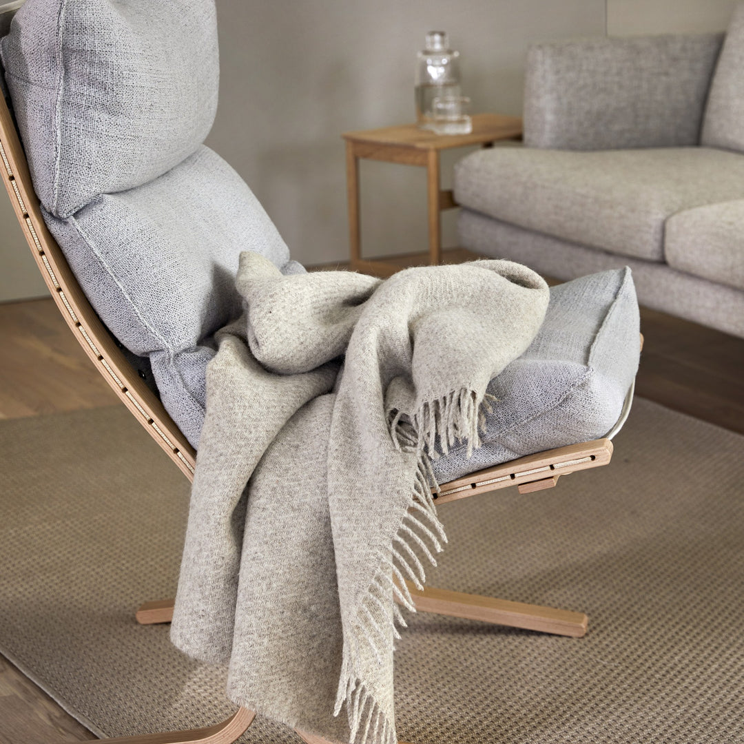 Høie Falketind Pledd, naturlig beige, 120x180cm – miljøbilde