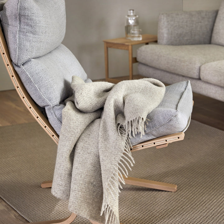 Høie Falketind Pledd, naturlig beige, 120x180cm – miljøbilde