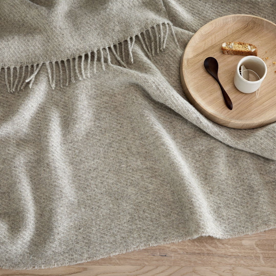 Høie Falketind Pledd, naturlig beige, 120x180cm – detaljbilde