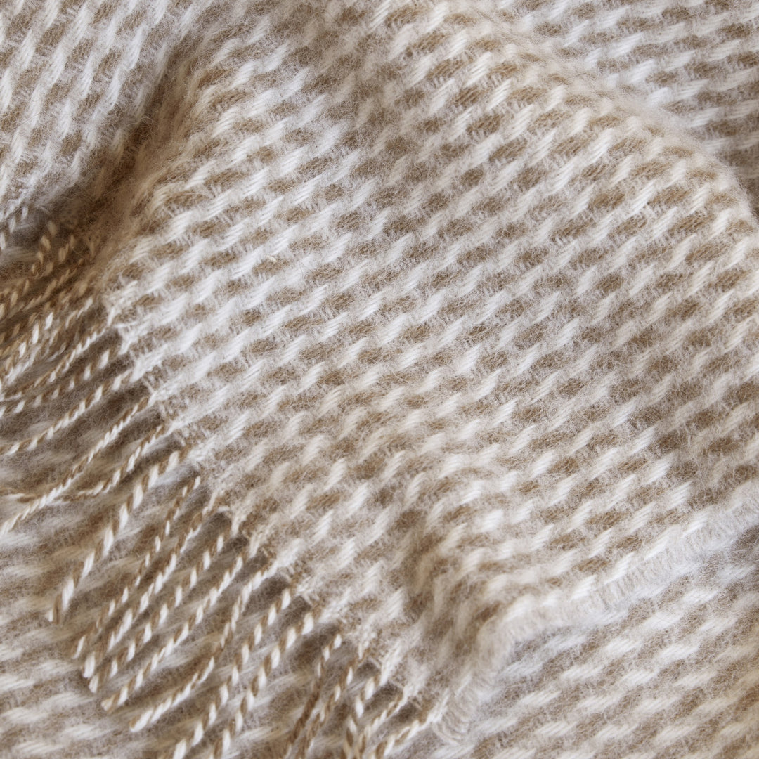 Høie Teide Pledd, lys karamell, 120x180cm – detaljbilde