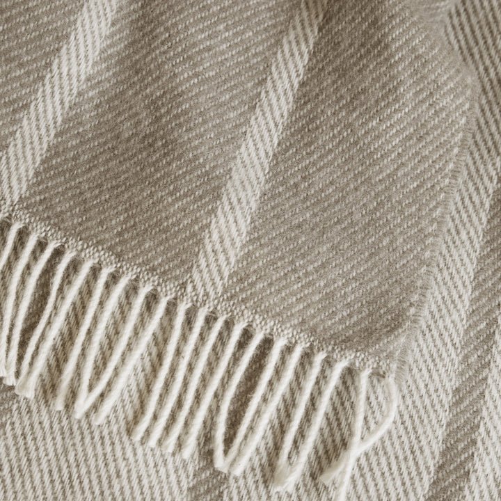 Høie Istinden Pledd, beige, 120x180cm – detaljbilde