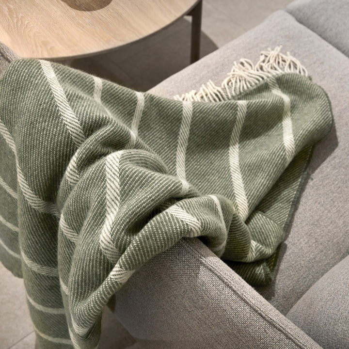 Høie Istinden Pledd, dempet grønn, 120x180cm – miljøbilde