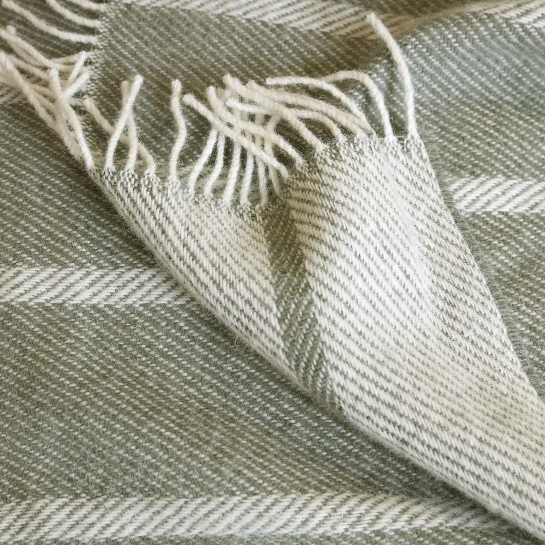 Høie Istinden Pledd, dempet grønn, 120x180cm – detaljbilde