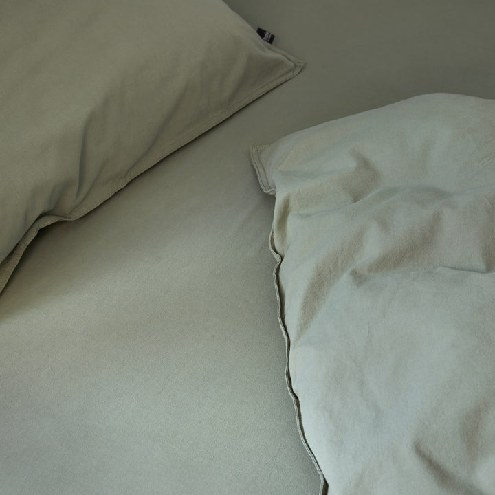 Høie Frøya Sengetøy, dempet grønn, 140x220cm – detaljbilde