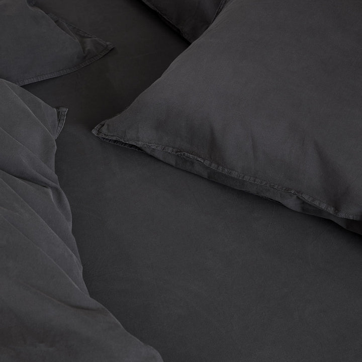 Høie Frøya Sengetøy, dempet sort, 140x200cm – detaljbilde