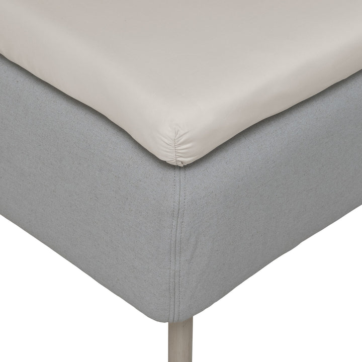Høie Konvoluttlaken Sateng, lys beige, 150x200/30cm – detaljbilde