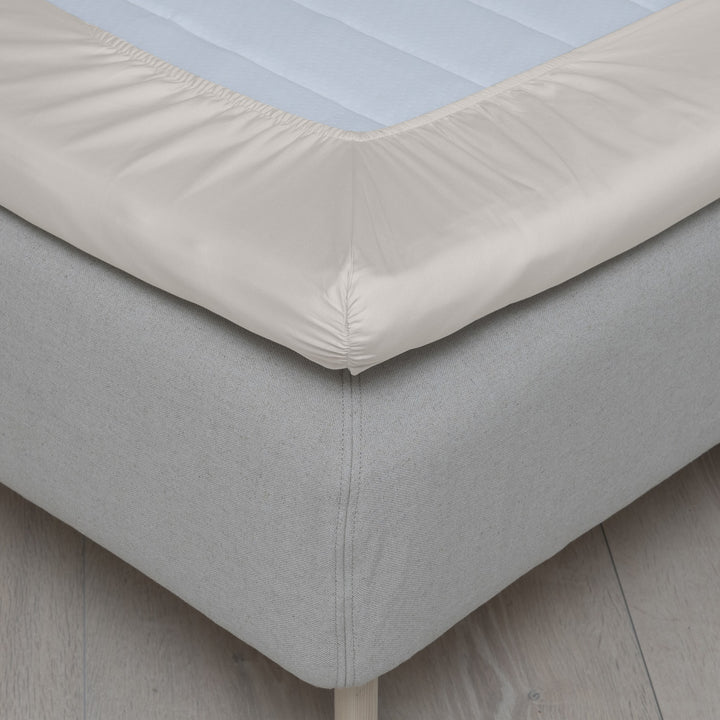 Høie Konvoluttlaken Sateng, lys beige, 180x200/30cm – detaljbilde