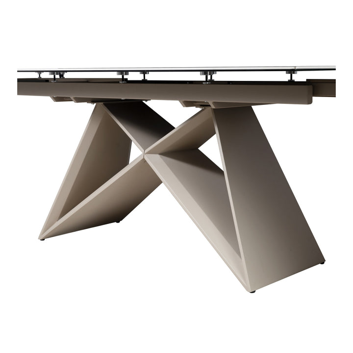 Jenny spisebord, nærbilde av beige geometrisk metallfot under glasskant