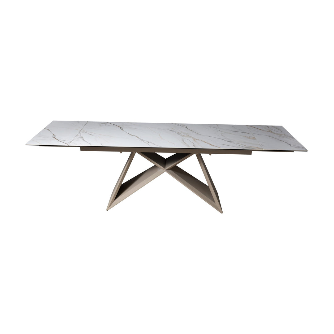 Jenny spisebord i hvit marmorert keramikk med beige kryssformet metallfot mot hvit bakgrunn