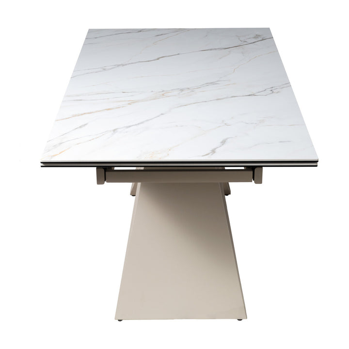 Jenny spisebord i hvit marmorert keramikk, sett fra siden med beige metallfot mot hvit bakgrunn