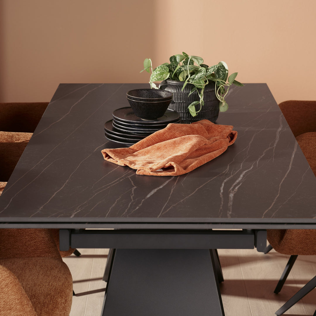 Jenny spisebord med sort marmorert plate, dekket med plante, sorte boller og karamell stoler