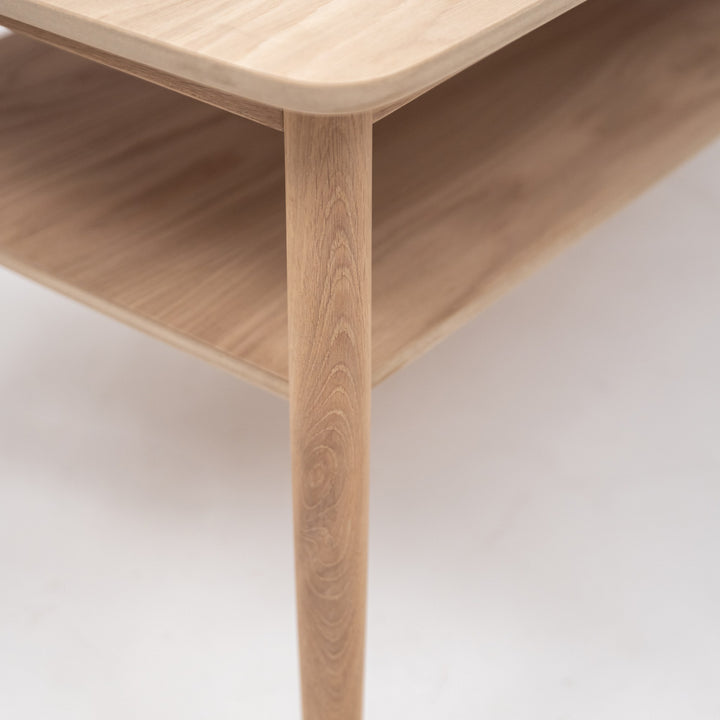Kleppe Tind sofabord i hvitpigmentert eik, nærbilde av hjørne med plate og underhylle