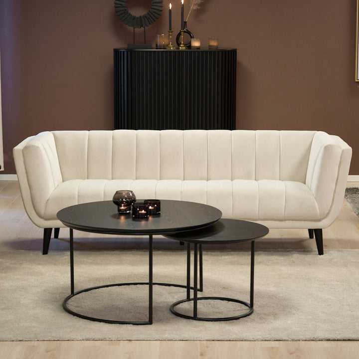 Kleppe Santos sofabord, sorte runde settbord i stue med kremfarget sofa og sort skjenk