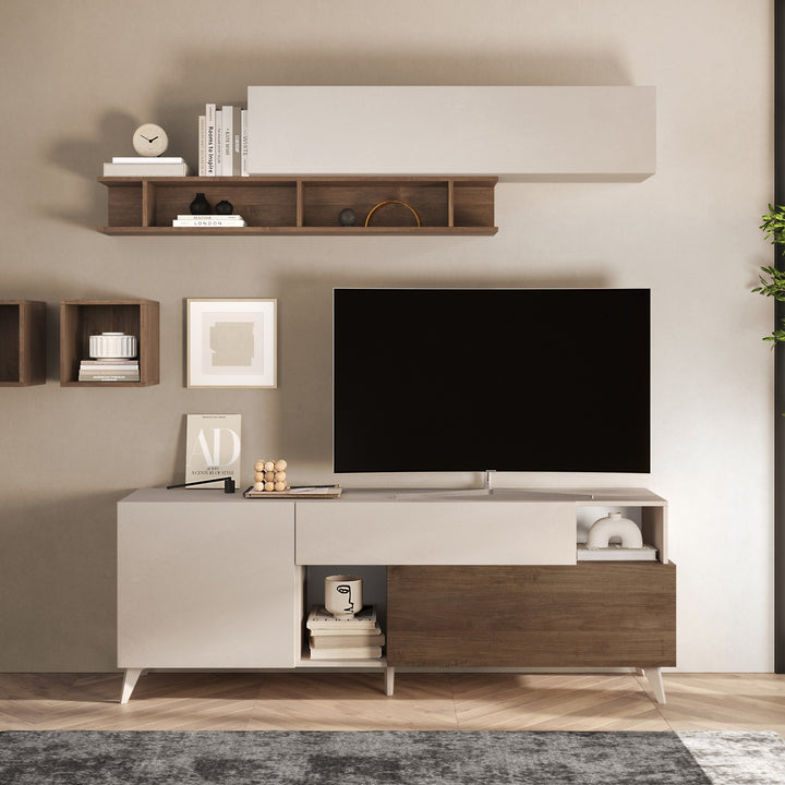 Monaco TV-benk i kremhvit og mørk eik med TV, hyller og kunst mot beige vegg.