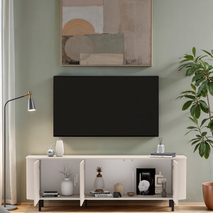 Lido tv-benk i sand med åpne dører og styling i salviegrønn stue med plante og gulvlampe