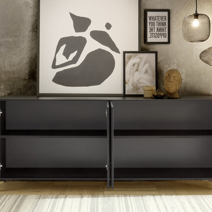 City skjenk i mørk eik med dørene åpne og tomme hyller, mot betongvegg med kunstbilder og pendel