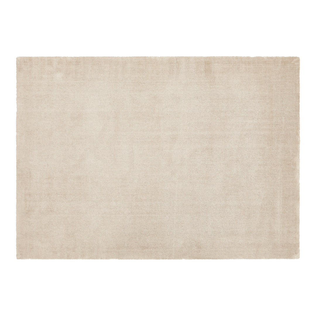 Lone Sensation teppe i sandbeige med myk, blank overflate