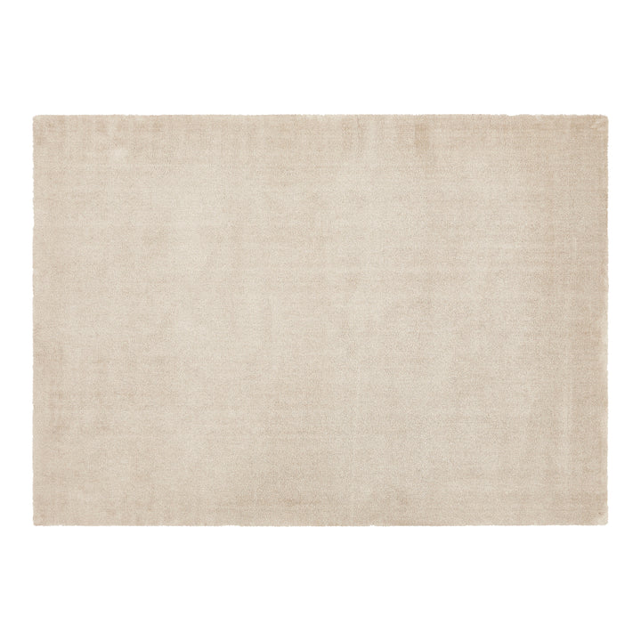 Lone Sensation teppe i sandbeige med myk, blank overflate