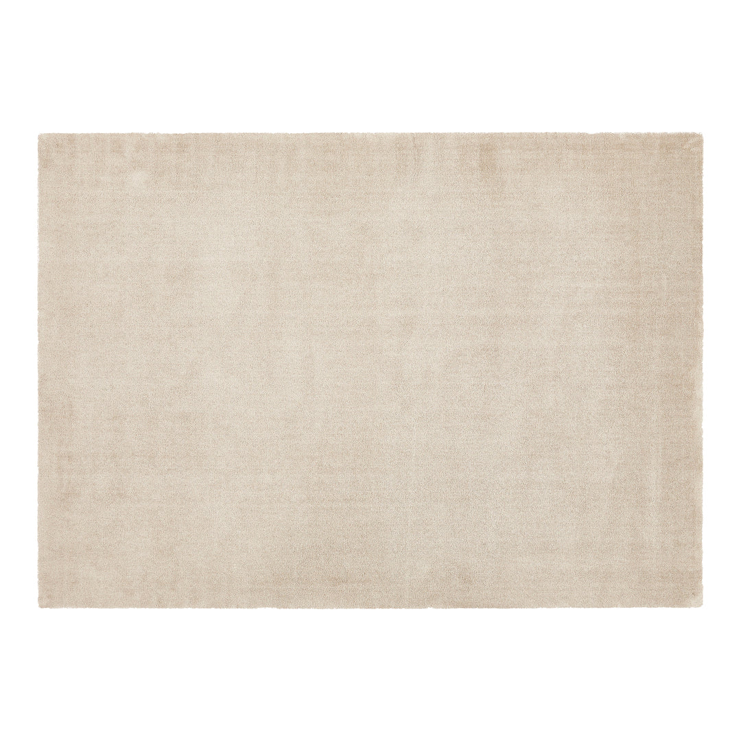 Lone Sensation teppe i sandbeige med myk, blank overflate