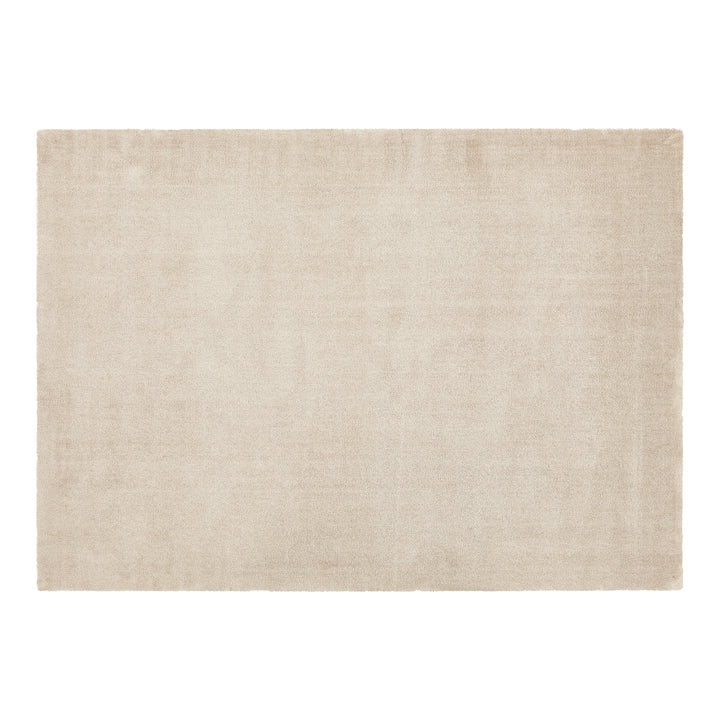 Lone Sensation teppe i sandbeige med myk, blank overflate