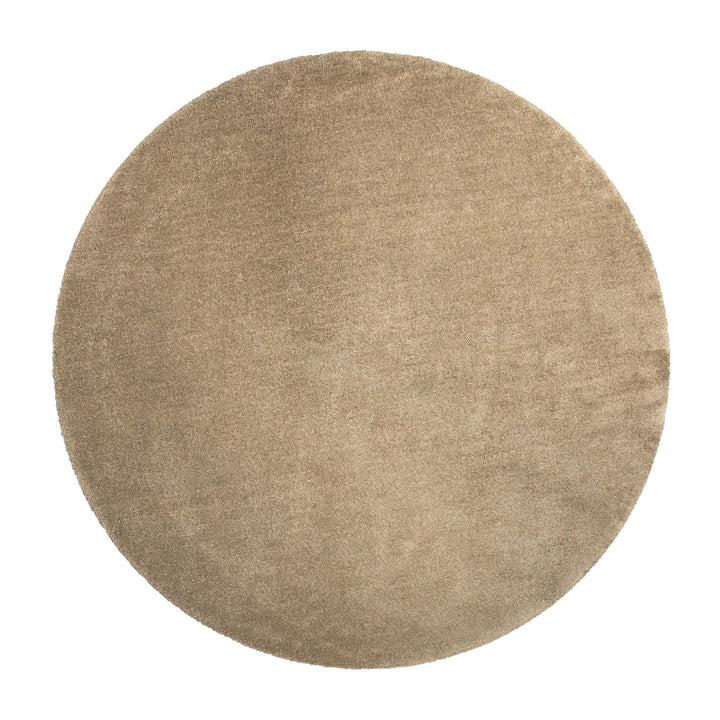 Lone Sensation rundt teppe i sandbeige med myk, blank overflate