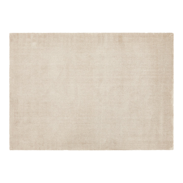 Lone Sensation teppe i sandbeige med myk, blank overflate