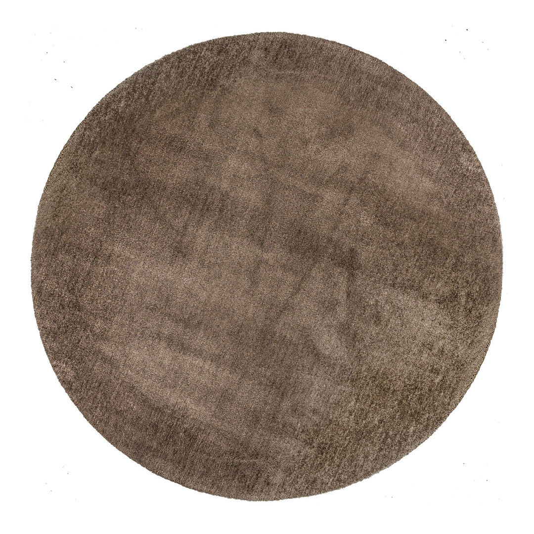 Lone Sensation rundt teppe i taupe med myk, blank overflate