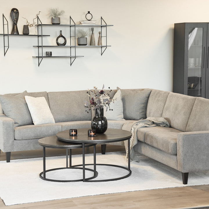 Lone Sensation teppe i kremhvit under beige sofa, med sorte sofabord og hjørnehylle.