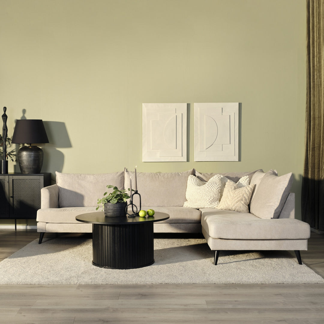 Lone Melody teppe i lys grått i stue med beige hjørnesofa og sort rundt salongbord