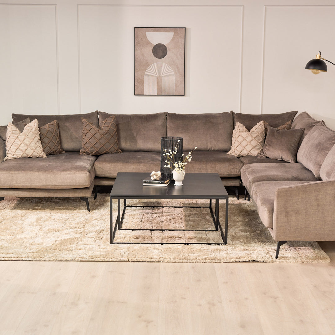 Lone Tara teppe i beige på tregulv foran gråbrun hjørnesofa med svart sofabord