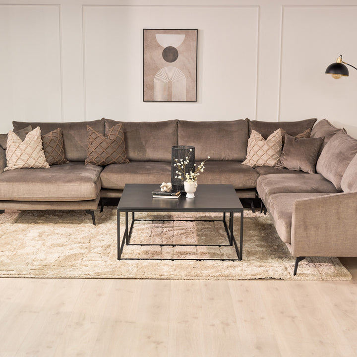 Lone Tara teppe i beige på tregulv foran gråbrun hjørnesofa med svart sofabord