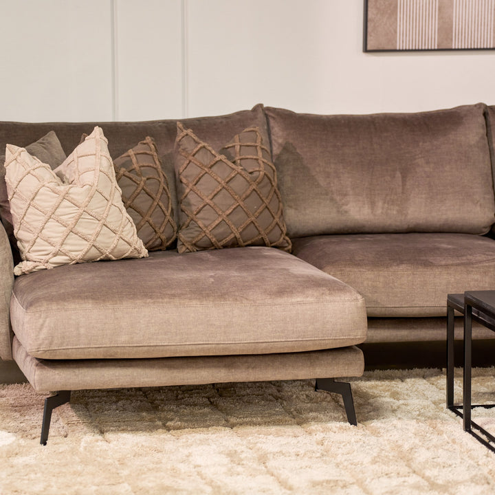 Lone Tara teppe i krembeige med høy luv under gråbeige sofa med puter