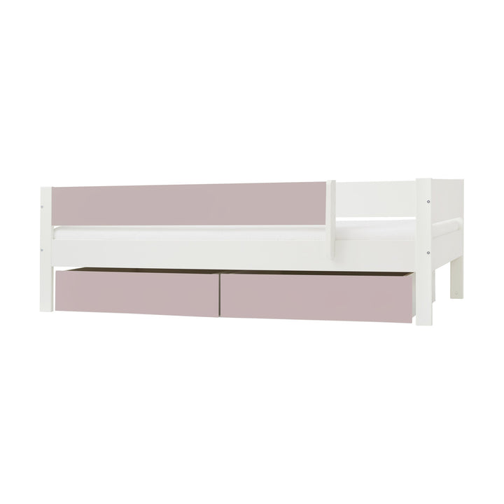 Manis-h Huxie barneseng i hvitt med støvrosa sengehest og skuffer.
