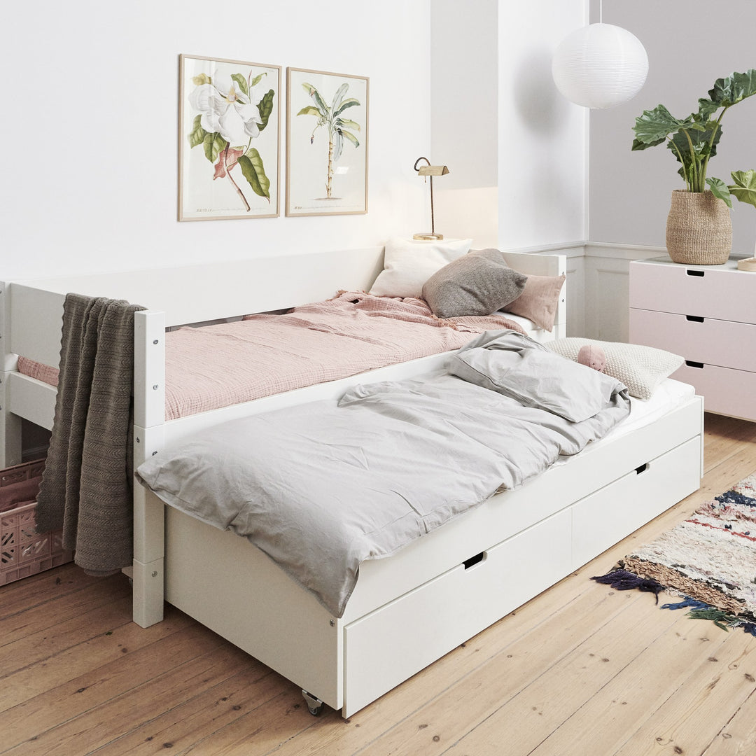 Manis-h Luna barneseng i hvitt med rosa og grått sengetøy i lyst soverom