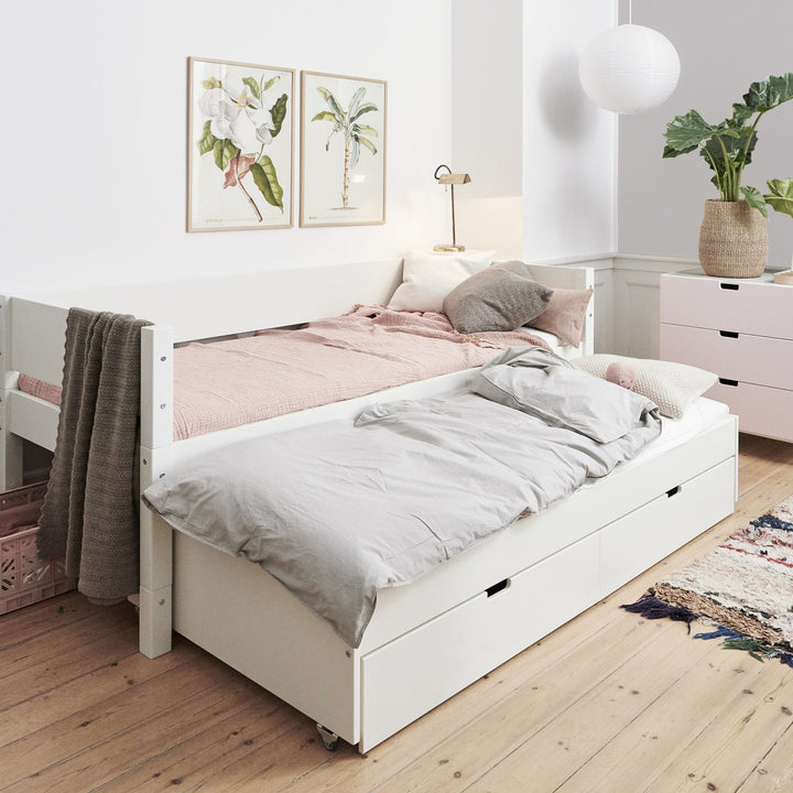 Manis-h Luna barneseng i hvitt med rosa og grått sengetøy i lyst soverom