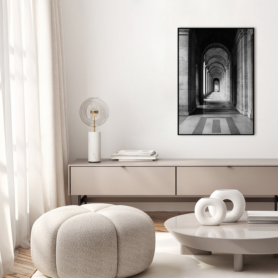 Poster Board Architecture 5 i sort/hvitt med buet søylegang, over lys sideboard